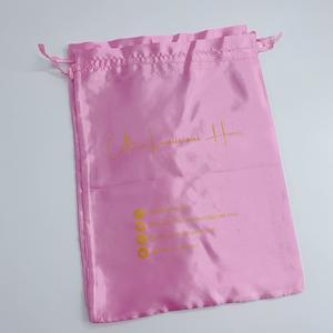 Bolsas de Satén Rosa Personalizadas con Cordón y Estampado en Dorado - Bolsas de Lujo para Empaque de Extensiones de Cabello con Iconos de Redes Sociales - Product Image 2