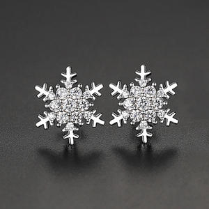 Boucles d'oreilles tendance de style coréen avec micro-incrustations de zircon, alliage de cuivre plaqué or, design flocon de neige, bijoux de niche - Product Image 6