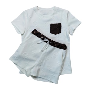 Oferta Caliente: Nuevo Conjunto de Verano para Mujer Estilo Europeo-Americano, Camiseta Casual de Manga Corta con Bolsillos y Jacquard, y Shorts Elásticos hasta la Rodilla - Product Image 3