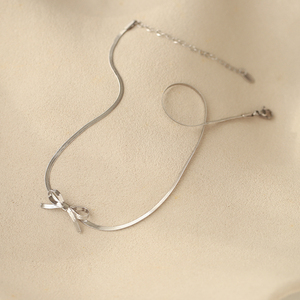 Collier ras-du-cou pour femme en acier inoxydable plaqué or 18 carats, style classique, élégant et délicat, avec chaîne serpent et nœud serti griffe - Product Image 4