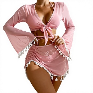 Nouvel ensemble quatre pièces conservateur européen et américain 2025 – Blouse en mousseline unie <span class=keywords><strong>à</strong></span> col en V avec pompons et jupe courte en maille, style bikini - Product Image 1