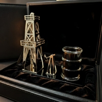 Trophée personnalisé en métal, modèle de dériveur de champ pétrolier, avec base noire, gravable sur mesure pour l'excellence corporative