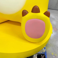 Modèles personnalisés en résine de sculpture de dragon mignon monstre de dragon de dessin animé pour la décoration de centres commerciaux de maternelle et d'école