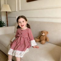 Anpassung Möglich Vintage Rot-Weiß Kariertes Kinderkleid mit Spitzenmanschetten Taillenbindung Perfekt für Alltägliche Freizeitaktivitäten im Freien