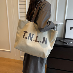 Sac fourre-tout rétro en toile grande capacité avec fermeture éclair en polyester pour femme, nouveau style coréen, tendance et polyvalent, à porter à l'épaule (Tanjing) - Product Image 2