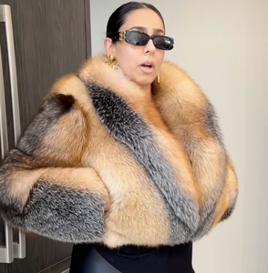 Giacca in Pelliccia di Volpe Bicolore per Donna, Bolero Corto con Fronte Grigio Argento e Maniche con Polsini Larghi, Cappotto Invernale da Donna - Product Image 3