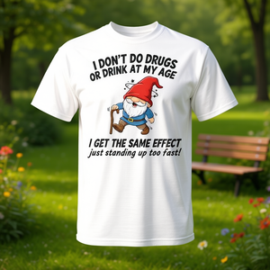 T-shirt Gnome « Je ne fais pas d'excès de drogues ni d'alcool à mon âge » - Chemise humoristique pour personnes âgées - Product Image 3