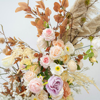 Décoration d'événements et de mariages : Composition florale artificielle en rangée avec gypsophile, herbe de la pampa, roses et fleurs en soie pour centres de table et arrangements d'arche