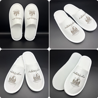 Chaussons d'hôtel jetables en EVA blancs à bout fermé avec logo brodé de haute qualité pour hôtels