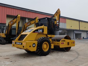 Rouleau compresseur vibrant d'occasion d'origine japonaise CAT CS683E, monocylindre, 14 tonnes, faible nombre d'heures, bon état, en stock pour l'exportation - Product Image 2