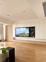 Aparador de Nogal con Almacenamiento y Estantes Abiertos - Mueble Personalizado para Sala de Estar OEM