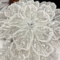 Appliques en dentelle brodées à la main avec des diamants, des perles, des strass et des fleurs 3D pour coudre sur une robe de mariée