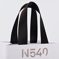 Sac en papier cartonné blanc de luxe avec poignée en ruban gros-grain noir mat 250 g/m², personnalisé avec logo imprimé OEM, pour boutique de vêtements et bijoux