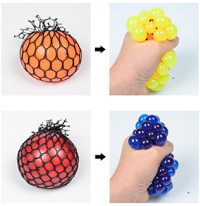 Balle anti-stress souple en TPR maille mailleuse, motif raisin, unisexe, colorée, pour le soulagement du stress – Nouveauté très prisée - Product Image 4