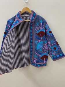 เสื้อแจ็คเก็ตบอมเบอร์สั้นสีน้ำเงินกำมะหยี่ลายสัตว์สำหรับฤดูหนาว ปักมือ ติดกระดุม ผ้าฝ้ายทอเป็นมิตรกับสิ่งแวดล้อม สไตล์โบโฮ ผู้ผลิตและส่งออก OEM จากอินเดีย - Product Image 6