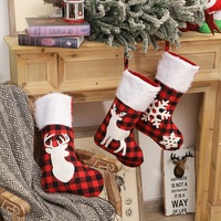 Chaussettes de Noël en plaid rouge et noir, brodées de rennes, flocons de neige et élan, avec bordure en peluche et sérigraphiées