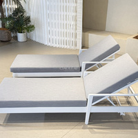 Chaise longue de piscine avec accoudoirs, coussin et dossier réglable pour terrasse extérieure
