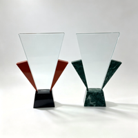 Trophée triangulaire moderne en cristal avec décoration latérale en marbre, gravure sablée personnalisée, plaque de récompense tendance style cinéma et télévision pour