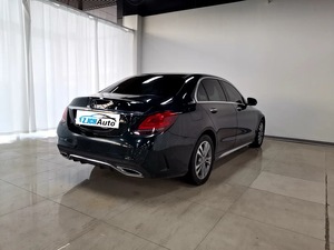 Mercedes-Benz C200L <span class=keywords><strong>2021</strong></span>, Edición Deportiva, 4 Puertas, 5 Asientos, Sedán en Excelente Estado, con un Interior Oscuro y Lujoso - Product Image 3