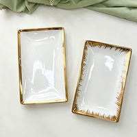 Plateau de service durable en porcelaine blanche avec bordure dorée, plateau rectangulaire classique de luxe, non toxique, respectueux de l'environnement, pour restaurant