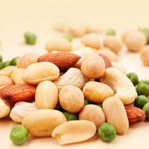 Snack de Mezcla de Frijoles y Frutos Secos: Cacahuetes, <span class=keywords><strong>Almendras</strong></span>, Anacardos, Guisantes Verdes. Mini Envase <span class=keywords><strong>con</strong></span> Nitrógeno. Fabricante <span class=keywords><strong>a</strong></span> <span class=keywords><strong>Granel</strong></span>, Venta al por Mayor, OEM, Exportación. - Product Image 1