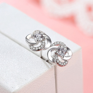 Orecchini a Perno con Fiore Rotante e Cristalli per Donne, Accessori Moda Quotidiana - Product Image 2