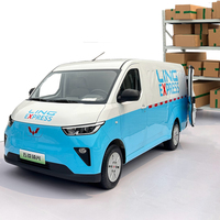 Conduite à grande vitesse de voiture électrique à 4 roues 2024 nouvelles fourgonnettes électriques pures pour voiture commerciale de marchandises Wuling Yangguang Cargo Van
