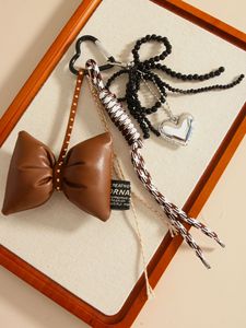 Breloque de sac élégante multi-pièces avec nœud en cuir marron mignon, sangle tissée pied-de-poule et cœur argenté brillant, porte-clés anti-perte - Product Image 5
