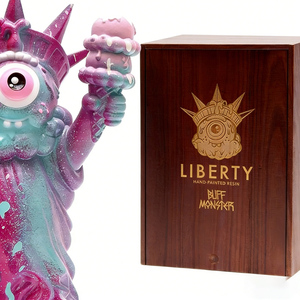 Statua della Libertà in Stile Pop Art - Scultura Decorativa in PVC Dipinta a Mano da Collezione - Product Image 4