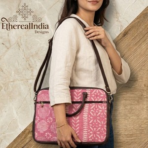 Bolso para portátil rosa con estampado a mano, de algodón, para oficina, con asa de regazo y correa. - Product Image 4