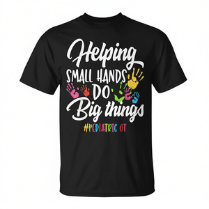 Camiseta pediátrica con estampado digital de manga corta y cuello redondo unisex, con la frase: Ayudando a las manos pequeñas a hacer cosas grandes - Product Image 3