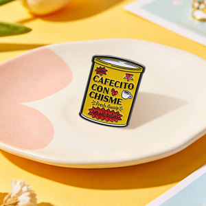Broche en émail 'Cafecito Con Chisme' – Humour drôle sur la culture hispanique et latine, café, blagues et textes, 'Ne me dis pas' – Badges pour vêtements - Product Image 2