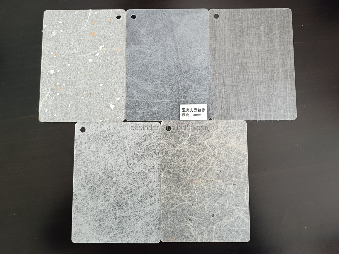 Principalmente in finitura bianco latte, personalizzabile