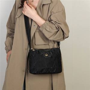 Sac à bandoulière seau pour femme en nylon argenté résistant à l'eau avec fermeture éclair, grande capacité, pour usage quotidien décontracté - Product Image 4