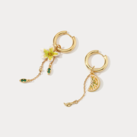 Anting-anting gantung motif bunga enamel musim panas yang sedang tren, dengan aksen mutiara dan kristal, berlapis emas, untuk wanita, perhiasan telinga sehari-hari.
