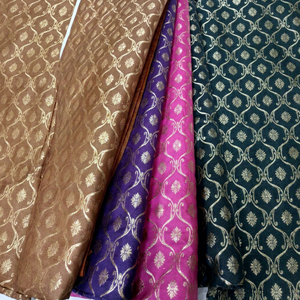 Tissu brocart traditionnel indien avec motif floral en Zari doré pour sari, lehenga, kurti, matière pour robe - Product Image 4