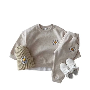 Ensemble de vêtements pour bébé en coton doux 100% avec broderie florale mignonne, design OEM - Product Image 1