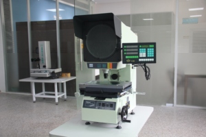 Proyector de Perfiles Ópticos CPJ3030A, Resolución de 0.5m, Pantalla de 300mm, Certificación CE ISO, Lentes Opcionales de 10X-100X, 1 Año de Garantía - Product Image 2