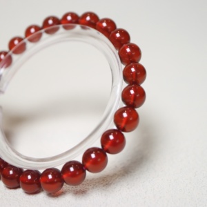 Braccialetto Personalizzato in Granato Rosso Intenso e Ambra Reiki, Pietra per Chakra della Radice, Coraggio e Passione - Product Image 3
