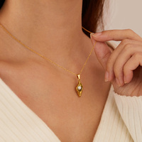Collier personnalisé de bijoux de perles incrustées de conques sur l'océan Collier de conque en acier inoxydable doré plaqué or 18K pour femmes