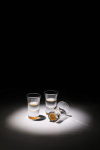 カスタマイズされたロゴラウンド1.5オンスゴールデンショットグラス、ヘビーベースウイスキーショットグラステイスティングテキーラシューターグラス - Product Image 4