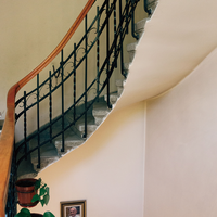 Escalier en spirale industriel Prima, escalier en acier robuste avec marches antidérapantes pour entrepôt