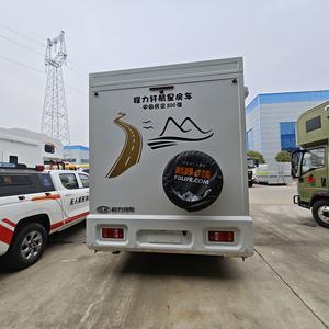 Camión HOWO Nuevo 4x2 con Volante a la Derecha, Autocaravana, Automático, Gasolina, 141 CV, Camas Grandes y Acogedoras, Muebles, Aire Acondicionado, Refrigerador, Batería de Litio - Product Image 3