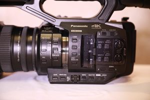 Caméra vidéo Panasonic UX90MC (AG-UX90) 4K avec zoom 15x, en bon état, utilisée <span class=keywords><strong>pour</strong></span> les mariages et les événements - Product Image 3