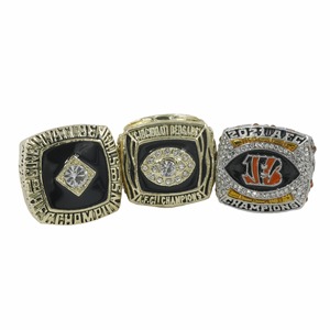 Set <span class=keywords><strong>de</strong></span> Anillos <span class=keywords><strong>de</strong></span> Campeonato <span class=keywords><strong>de</strong></span> la AFC <span class=keywords><strong>de</strong></span> los Cincinnati Bengals (1981, 1988, 2021), Edición <span class=keywords><strong>de</strong></span> <span class=keywords><strong>Coleccionista</strong></span> <span class=keywords><strong>de</strong></span> la NFL <span class=keywords><strong>de</strong></span> 3 Piezas, Anillos <span class=keywords><strong>de</strong></span> Estilo Vintage a Moderno - Product Image 1
