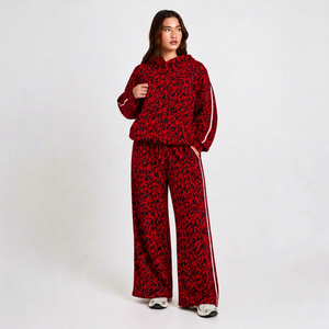 Ensemble de survêtement 2 pièces pour femme, imprimé léopard rouge, comprenant un sweat à capuche premium et un pantalon de jogging en molleton doux à jambe large, style streetwear décontracté - Product Image 1