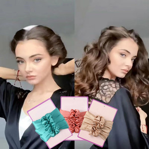 Élastique à cheveux en satin rose en forme de U pour usage quotidien - Product Image 2