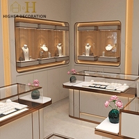 Design moderne et minimaliste pour salle d'exposition de bijoux, mobilier de magasin de bijouterie, comptoir de présentation en verre, vitrine de bijoux