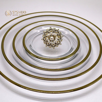 Assiette de présentation ronde de luxe en verre transparent avec bord doré pour mariages