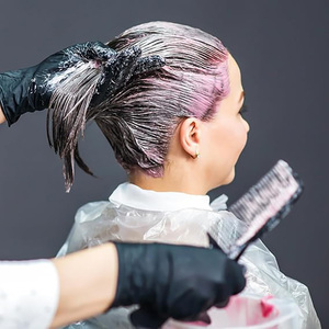 Peignoir de coiffure jetable en plastique PE imperméable pour la coupe, la permanente, la teinture, l'application d'huile et les soins en salon - Product Image 5